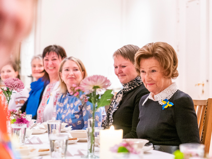 Dronning Sonja møtte ukrainske flyktningar hos Oslo Sanitetsforening. Foto: Håkon Mosvold Larsen / NTB
